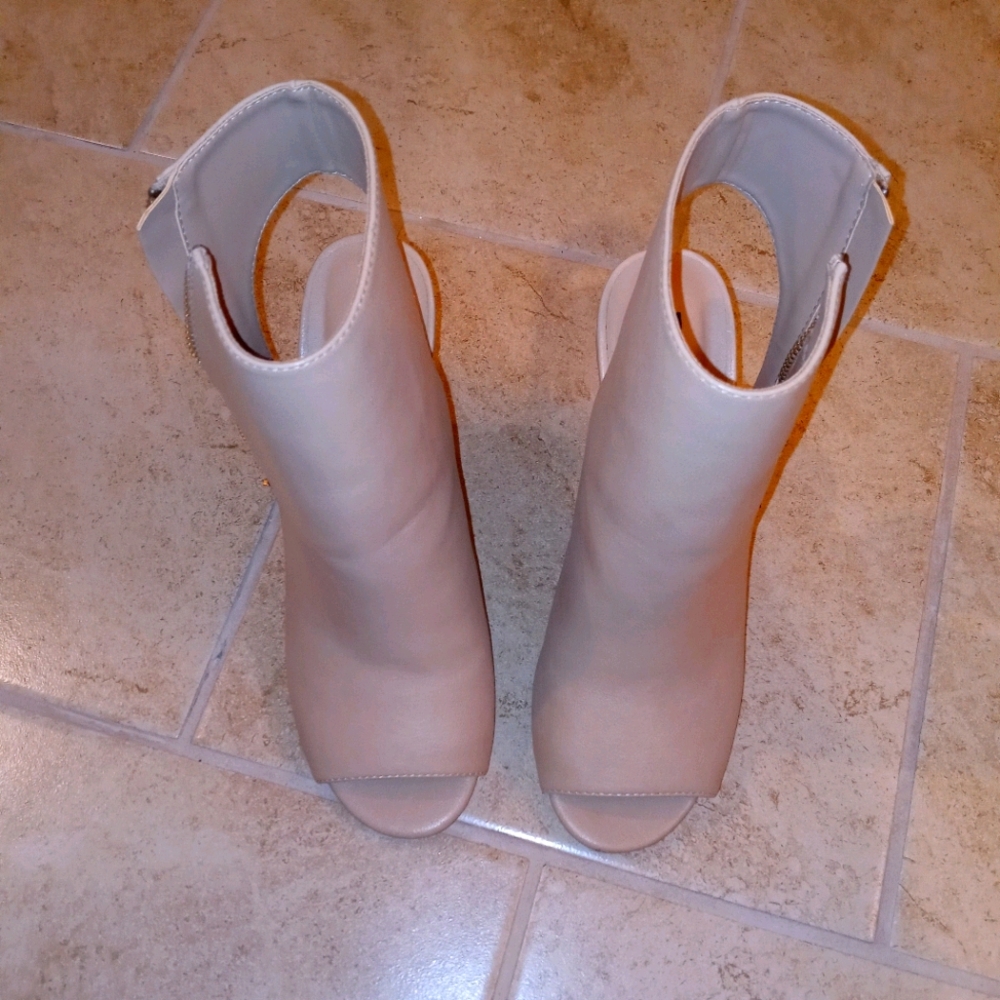 Camel/Beige Parker & Sky Peep-toe, Sz 8.5